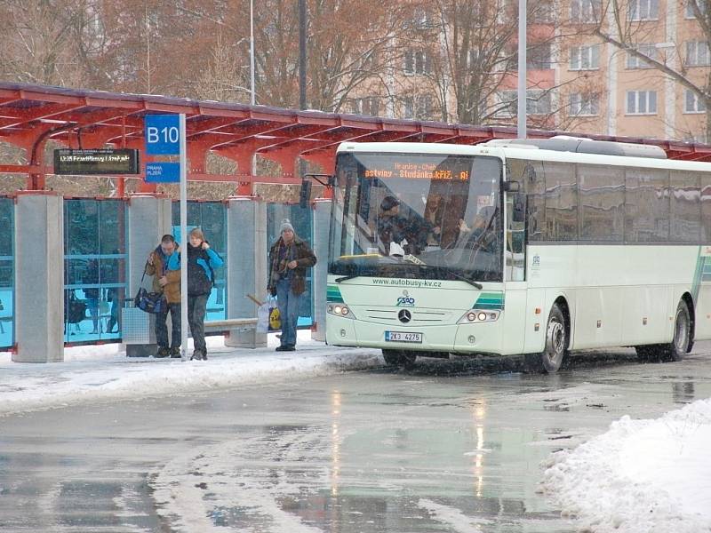 CESTUJÍCÍ NEJEN Z CHEBU si nemohou nový terminál vynachválit. Včera využili hned několika autobusových spojů. 