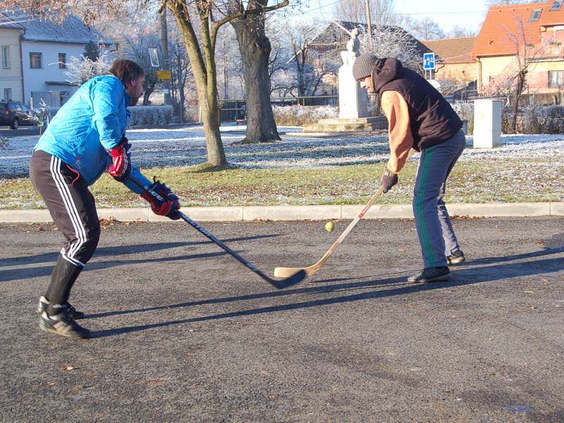 HOKEJ nesmí na silvestra v Milíkově chybět. 