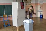 Volební lístek přišli hodit lidé do uren na chebském sídlišti Skalka v sobotu v menším počtu. 