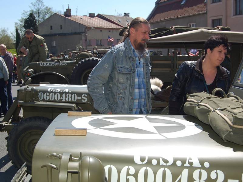 OSLAVY OSVOBOZENÍ. V rámci oslav 71. výročí osvobození přijel do Teplé a pak do dalších míst military convoy.