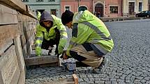 PŘÍPRAVA vánočních trhů v Chebu je v těchto dnech v plném proudu. Pracovníci odborné firmy se už pustili do výstavby ledového kluziště, které se v letošním roce opět objeví u chebského Špalíčku.