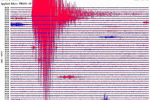 Záznam ze seismografu v Novém Kostele, který zachytil otřesy země v Itálii