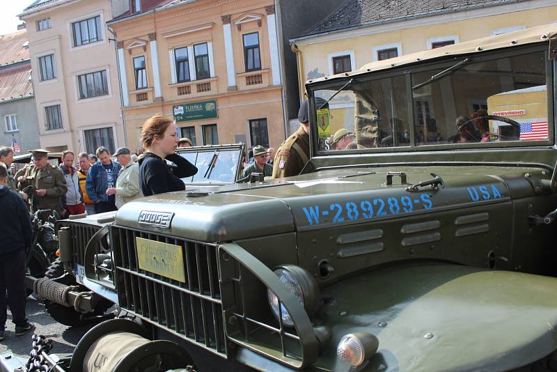 ORIGINÁLNÍ BOJOVÁ TECHNIKA projela v rámci oslav 72. výročí osvobození Karlovarským krajem. Zastávku si military convoy udělal tradičně i v Teplé, kde si všichni mohli vozidla prohlédnout.