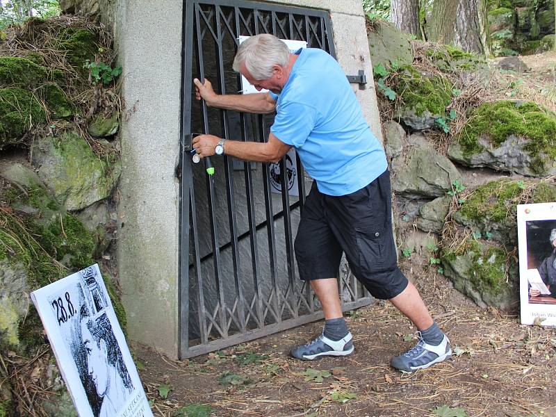 Během sobotního odpoledne se mohli lidé výjimečně podívat do útrob nové štoly pod vyhaslou Komorní hůrkou.