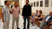 Slavnostní vernisáž výstavy fotografií Jonathana Kšajta a Jiřího Pitrofa v mariánskolázeňské galerii Atrium