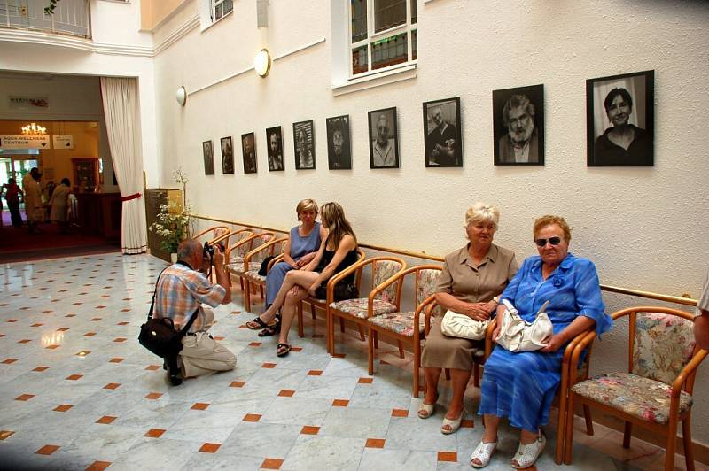 Slavnostní vernisáž výstavy fotografií Jonathana Kšajta a Jiřího Pitrofa v mariánskolázeňské galerii Atrium