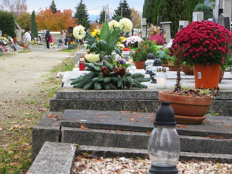 O víkendu, dva dny před svátkem Všech zesnulých, zavítalo na městský hřbitov v Chebu několik desítek lidí.