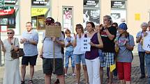 Na chebském náměstí Krále Jiřího z Poděbrad protestovala proti Andreji Babišovi zhruba stovka demonstrujících.