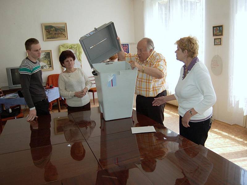 Úderem páteční 14. hodiny začaly na Chebsku volby do Poslanecké sněmovny Parlamentu České republiky 2010. Volilo se na již tradičních místech. V obci Hroznatov hlasovali lidé například na fotbalovém hřišti.  