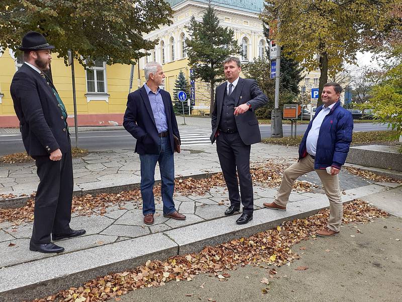 Voják ve výslužbě, armádní generál Petr Pavel, který se po výslužbě věnuje mnoha dobrovolnickým aktivitám zejména v pomoci zdravotnickému systému, zařízením sociální péče a vzdělávání na dálku navštívil Karlovarský kraj.