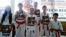 Úspěšní karatisté františkolázeňského oddílu Shinkyokushinkai karate: Viktorie Gavrylyuk,  Alan Doan, Lenka Jadrná, Pavel Weinfurter, Vojta Hůda a Tomáš Trpák (zleva)