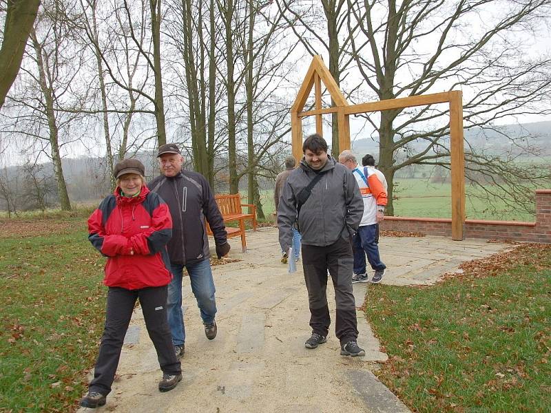 OBYVATELÉ nejen z Chebu, ale i okolních obcí se vydali k památníku Obětem železné opony ve Svatém Kříži.