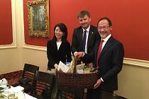 Františkovy Lázně poctila vzácná návštěva. Víkend tam totiž strávil japonský velvyslanec Suzuki Hideo společně se svou ženou.
