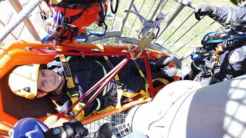 Panskou rozhlednu v Drmoule si vybrala lezecká skupina stanice Hasičského záchranného sboru Mariánské Lázně pro svůj výcvik.