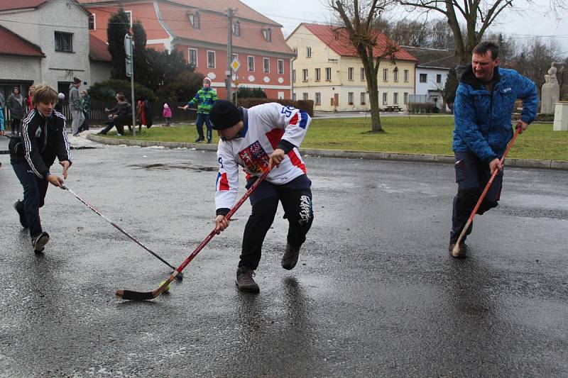 TRADICE. Oslavy příchodu nového roku se v Milíkově neobejdou bez srandamače v hokeji. 