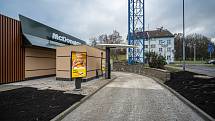 V centru Chebu se v pátek 17. prosince otevřely dveře restaurace McDonald’s. Ta nabízí 90 míst k  sezení uvnitř padesát osm míst na zahrádce, moderní interiér, digitální objednávkové kiosky i objednávky z auta - McDrive.