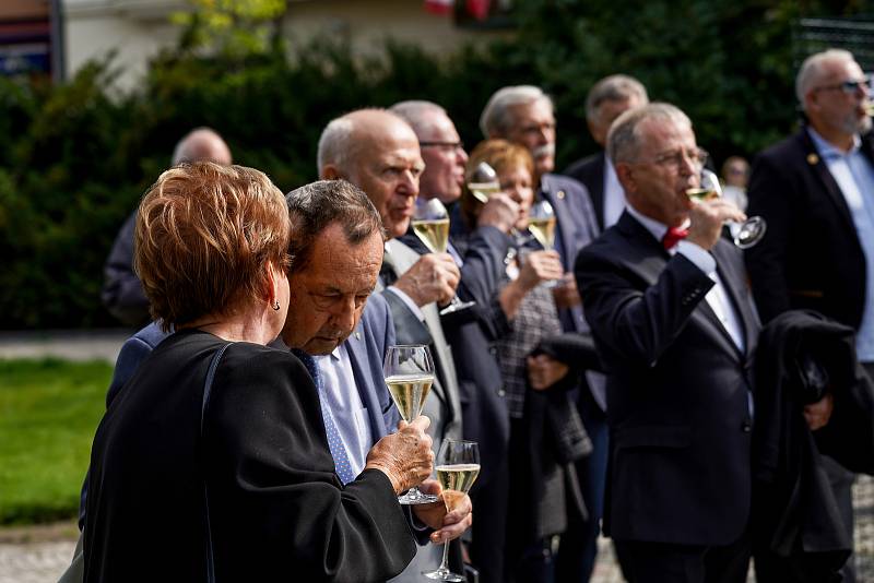 Rotary klub Karlovy Vary oslavil 30. výročí znovuzaložení karlovarského klubu slavnostním setkáním u Jezdecké sochy Karla IV..