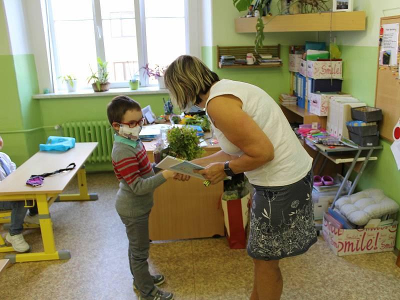 Vysvědčení obdrželi i školáci na 2. základní škole v Chebu.