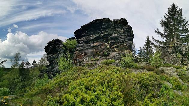 Přírodní památka Vysoký kámen (Hoher Stein), patřící pod ves Kámen.
