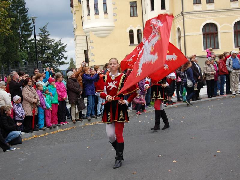 SVATÝ VÁCLAV, na jehož počest se v Mariánských Lázních konalo už osmé Svatováclavské setkání lidí dobré vůle, dorazil s celou svou družinou