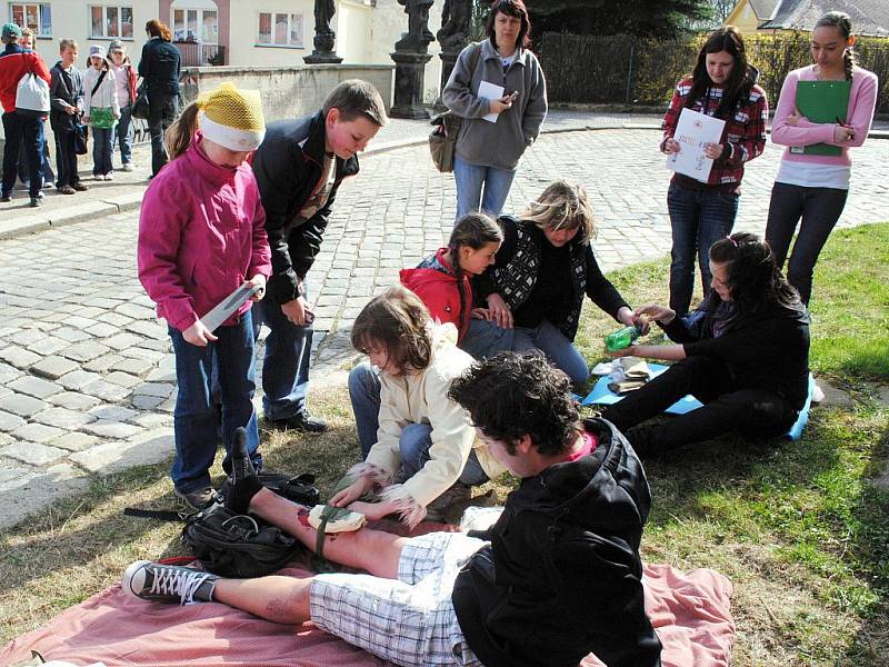 Mladí zdravotníci ošetřovali u chebského kostela svatého Mikuláše reálně vypadající zranění  