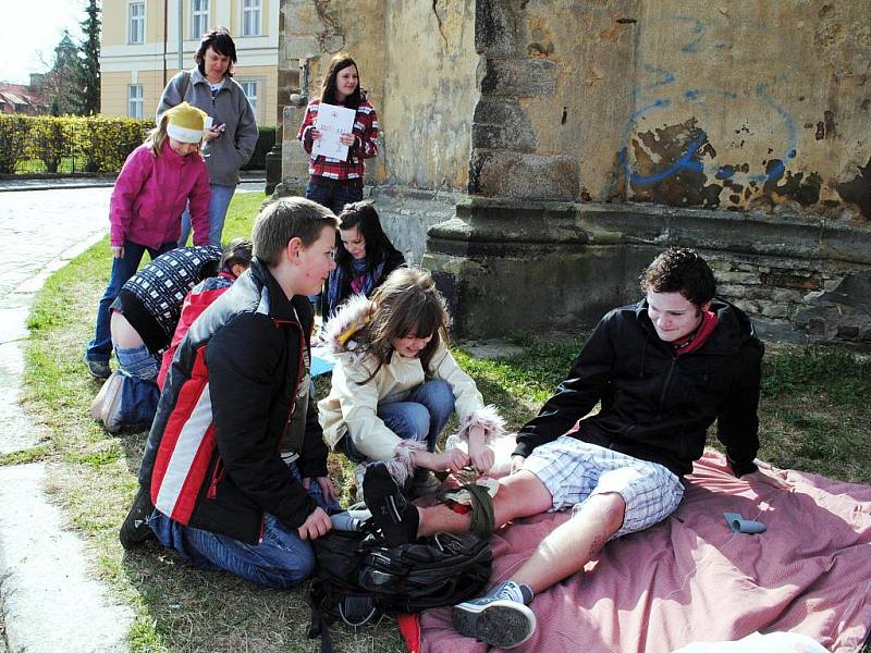 Mladí zdravotníci ošetřovali u chebského kostela svatého Mikuláše reálně vypadající zranění  