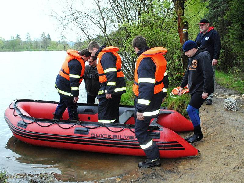 Sbory dobrovolných hasičů z Karlovarského kraje nacvičovaly v autocampu Luxor u Drmoulu záchranu osob při živelních katastrofách. 