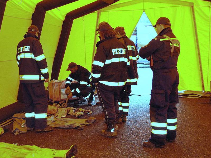 Sbory dobrovolných hasičů z Karlovarského kraje nacvičovaly v autocampu Luxor u Drmoulu záchranu osob při živelních katastrofách. 