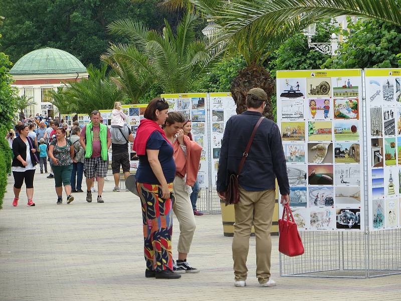 Přes osm stovek vtipů bylo týden vidět na Národní třídě ve Františkových Lázních. Konal se tu totiž pátý ročník Mezinárodního festivalu kresleného humoru.