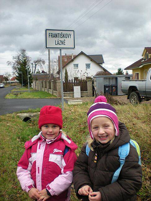 Děvčata se na výletě bavila. 