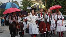 MARIÁNKY PATŘILY FOLKLORU. Mezinárodní folklorní festival Mariánský podzim se tradičně uskutečnil v Mariánských Lázních. Kromě vystoupení na kolonádě nebo v anglikánském kostele měli místní i hosté možnost spatřit krásu lidových krojů při průvodu městem. 