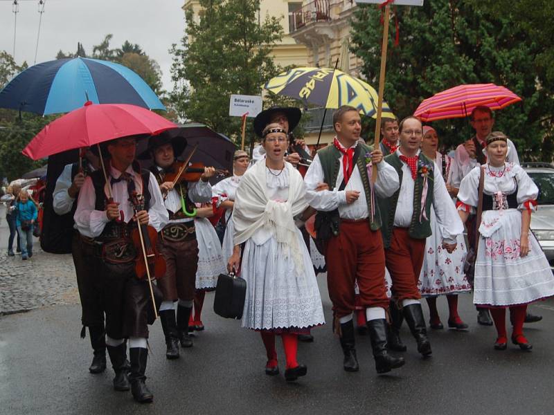 MARIÁNKY PATŘILY FOLKLORU. Mezinárodní folklorní festival Mariánský podzim se tradičně uskutečnil v Mariánských Lázních. Kromě vystoupení na kolonádě nebo v anglikánském kostele měli místní i hosté možnost spatřit krásu lidových krojů při průvodu městem. 