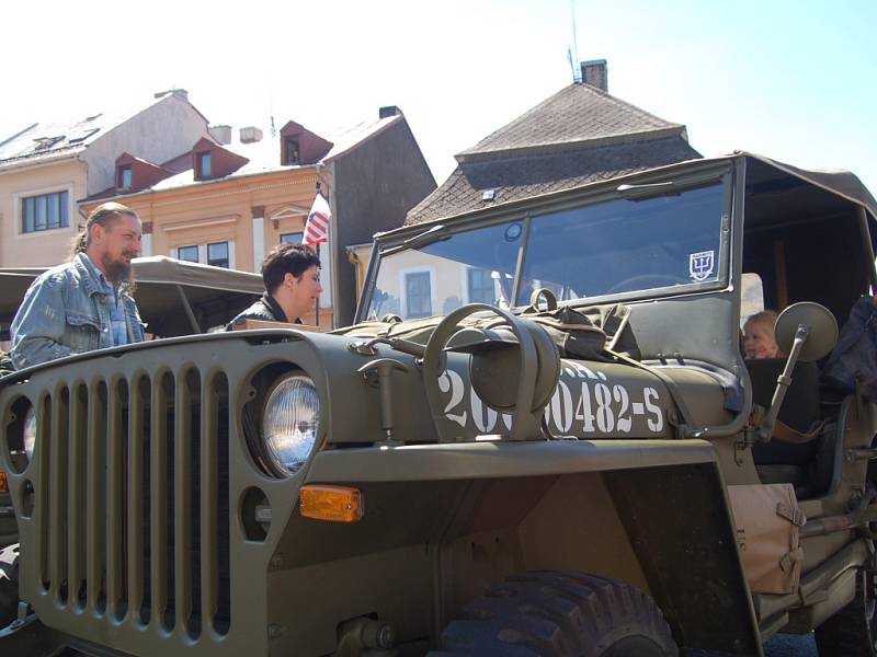 OSLAVY OSVOBOZENÍ. V rámci oslav 71. výročí osvobození přijel do Teplé a pak do dalších míst military convoy.