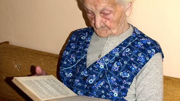 BRÝLE NEJSOU TŘEBA!  Mezi záliby osmadevadesátileté Anny Povondrové patří četba. Pokud nejsou písmenka příliš malá, brýle nepotřebuje.