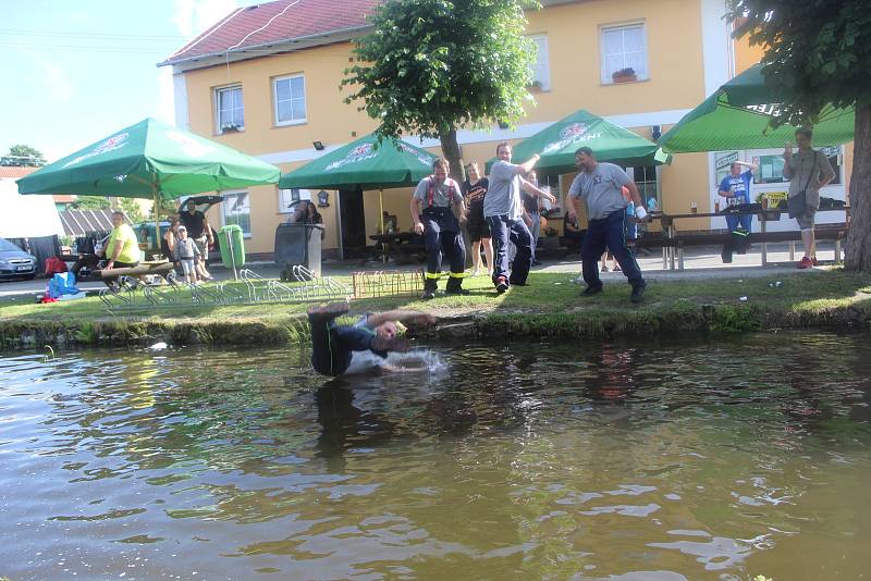 Křest nových členů hasičské jednotky.