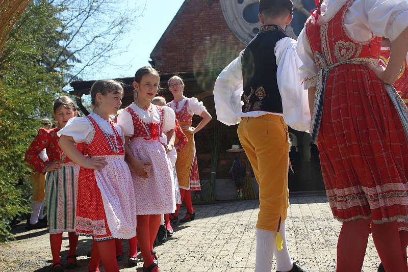 Marjánkovské jarnění se v Mariánských Lázních koná pravidelně od roku 2011. Oblíbenou velikonoční akci vítání jara pořádá folklorní soubor Marjánek.