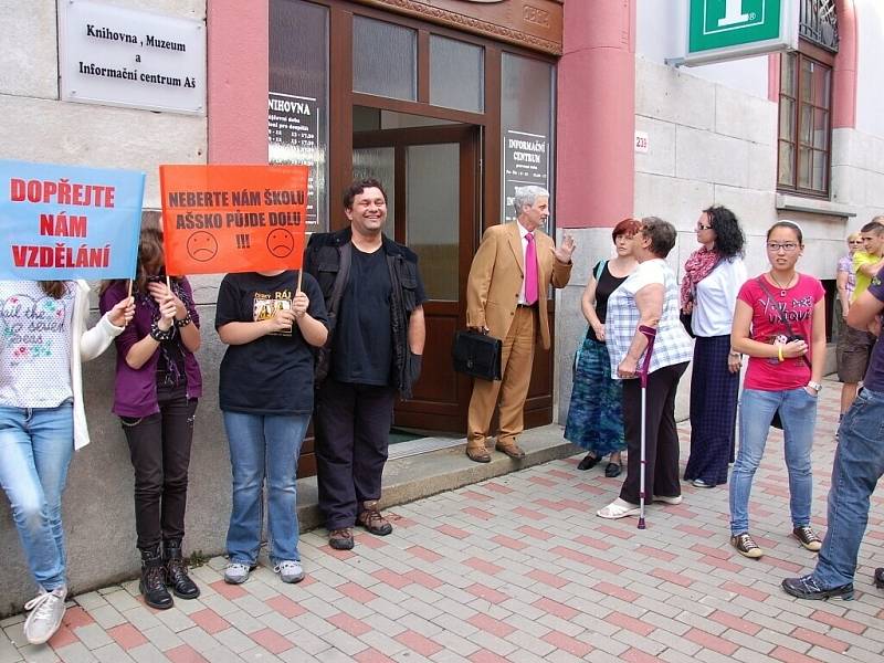 Na protestní akci proti zrušení ašského gymnázia před knihovnu v Aši dorazilo několik desítek lidí. 