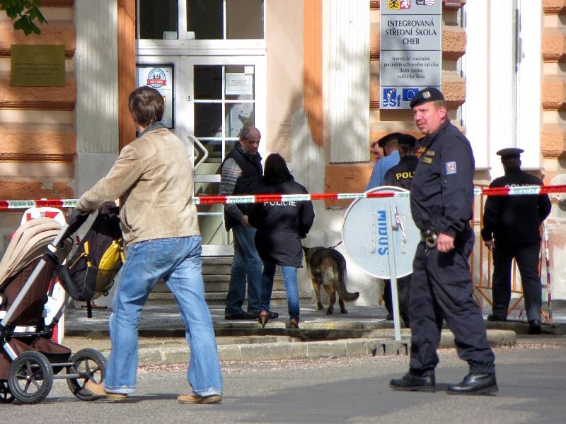 V pondělí 12. května dopoledne dostali policisté hlášení, že je na Integrované střední škole v Chebu bomba.