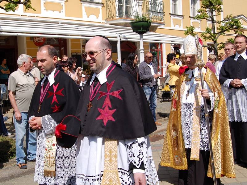  Start do lázeňské sezóny mají za sebou  úspěšně také Františkovy Lázně. V krásném, slunečném počasí se pobavily tisícovky hostů. Mezi nimi si užíval také politik Jiří Paroubek. 