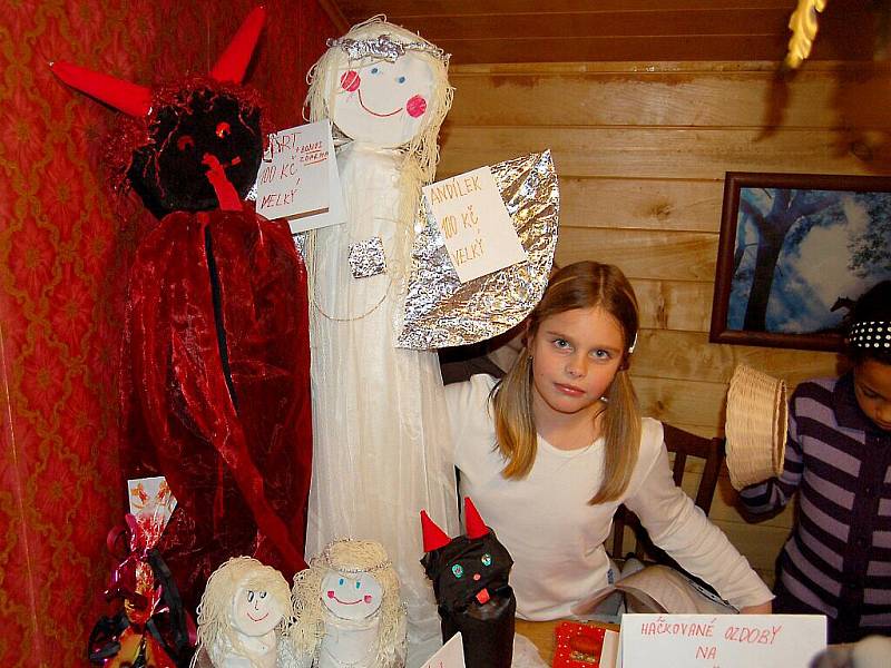 Prodej vánočních předmětů a kulturní program se v usměvavé atmosféře  uskutečnil v  prostorách restaurace Bažina ve Františkových Lázních.  