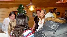 Prodej vánočních předmětů a kulturní program se v usměvavé atmosféře  uskutečnil v  prostorách restaurace Bažina ve Františkových Lázních.  