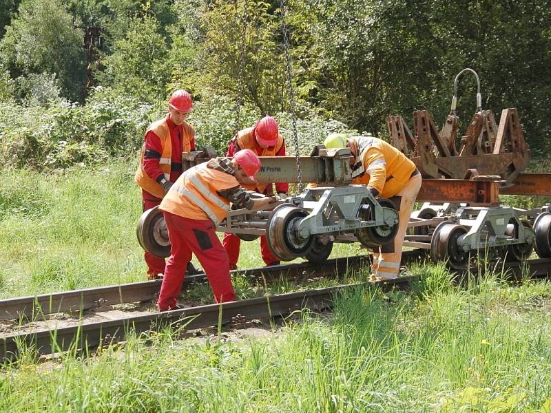 PRÁCE NA POSLEDNÍ ČÁSTI třetího tranzitního koridoru na trati Cheb Cheb státní hranice jsou v plném proudu. Stavebníci právě nyní připravují okolí kolem trati pro novou etapu. 