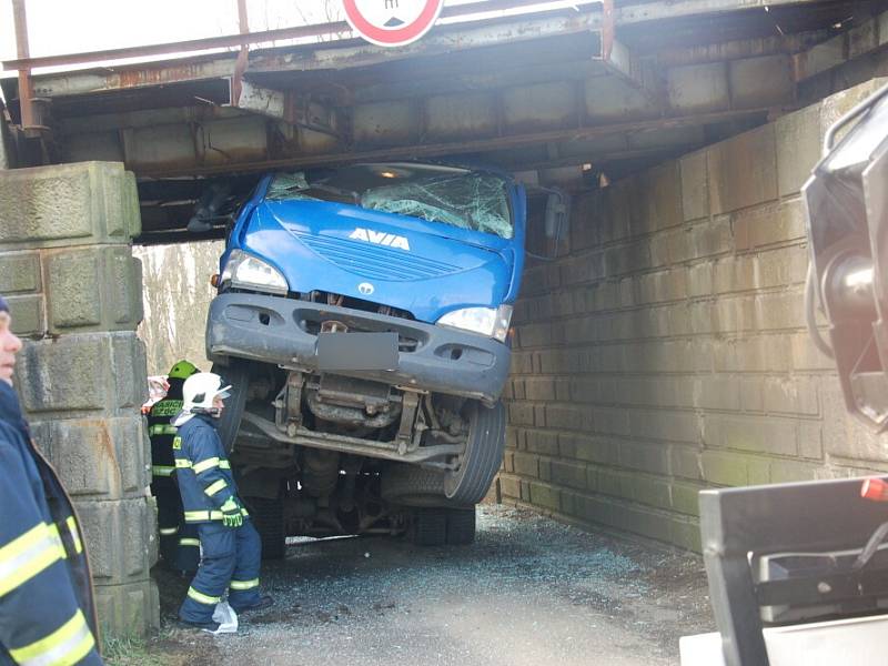 Nepříjemné překvapení čekalo včera na řidiče nákladního vozidla při projíždění pod železničním viaduktem v Nebanicích na Chebsku. Šofér si totiž neuvědomil, že na korbě veze bagr, který je příliš vysoký na to, aby pod viaduktem projel. 