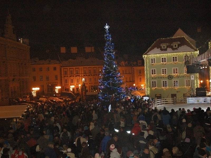 Letošní jedinečné vánoční trhy na chebském náměstí i přes týden lákají mnoho Chebanů i lidí z okolí.