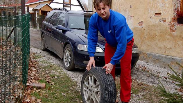 OBYVATELÉ KATEŘINY u Skalné se denně potýkají s rozbitou příjezdovou cestou. Místní obyvatel Karel Cízler přibližně dvakrát do měsíce mění píchlé pneumatiky.