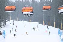 Sněhu si užívají lyžaři jen ve vysokých polohách na sjezdovkách s technickým sněhem jako například na Klínovci, odkud jsou naše fotografie.