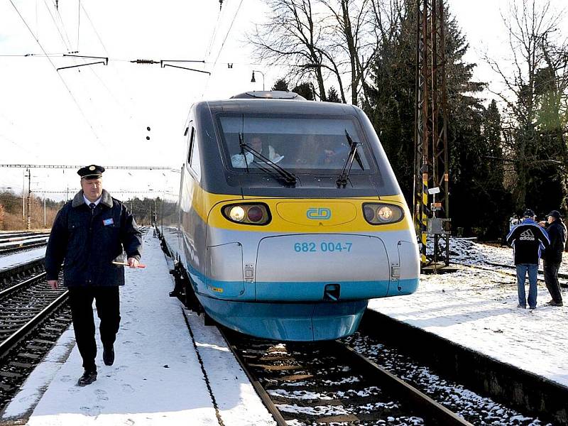 Český rychlovlak Pendolino dorazil poprvé na Františkolázeňské nádraží.