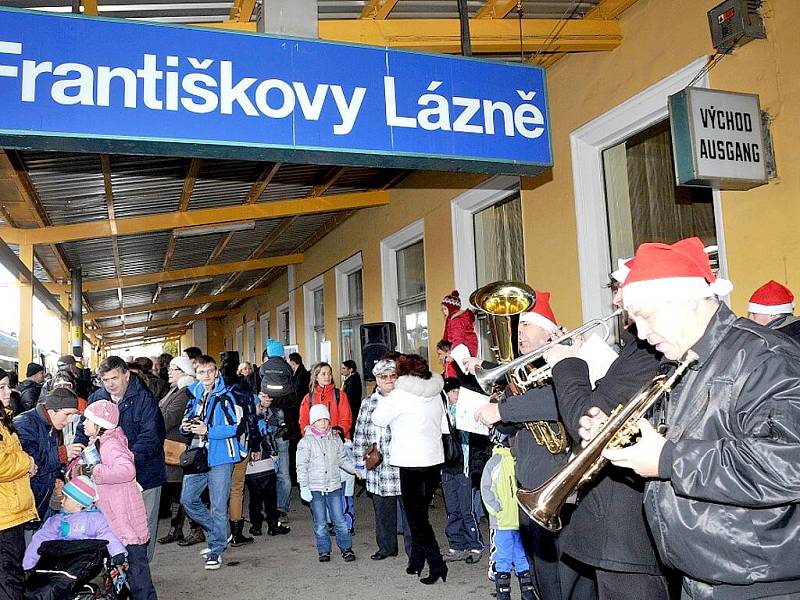 Český rychlovlak Pendolino dorazil poprvé na Františkolázeňské nádraží.