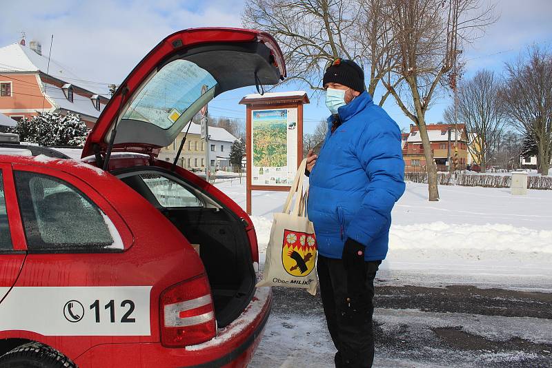 Roušky všem občanům Milíkova a přidružených obcí rozvezli dobrovolní hasiči už v sobotu dopoledne. Na pomoc státu obec nechtěla čekat.