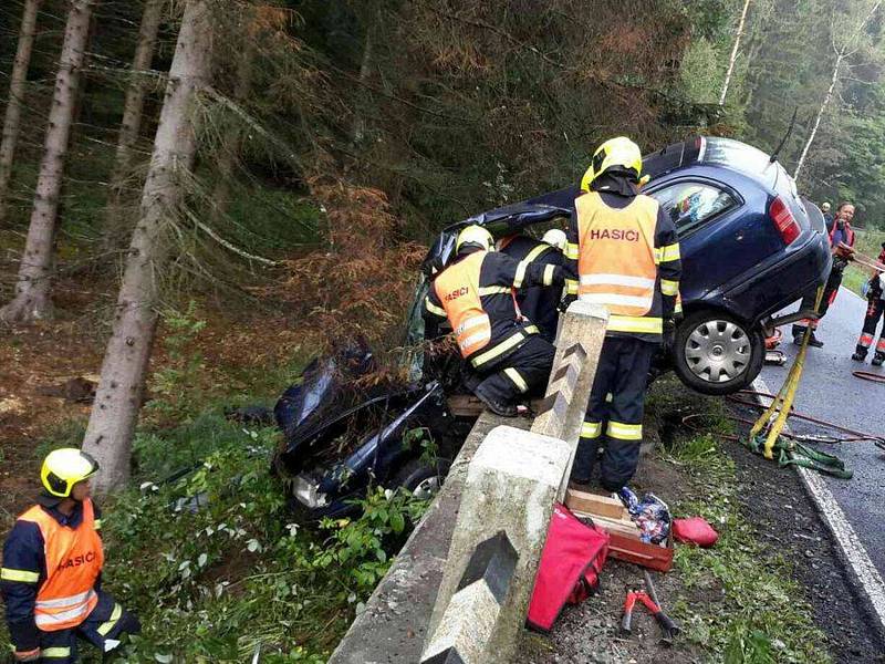 Vážná dopravní nehoda zcela uzavřela provoz na silnici z Lubů směrem na státní hranici.